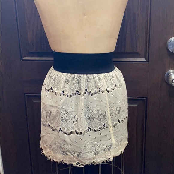 WHITE LACE SKIRT - Picture 3 of 5